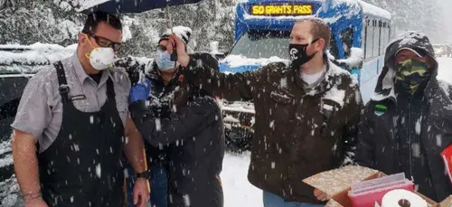 Covid-19 : bloqués sur le bord de la route, des soignants se...