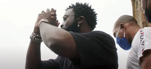 "KIN tout est vie" : Damso dévoile la bande-annonce de son...