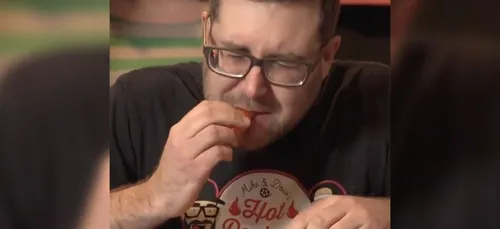 Record du monde : il mange le piment le plus fort du monde trois...
