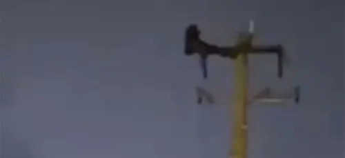 Il provoque une énorme coupure de courant en faisant des abdos sur...