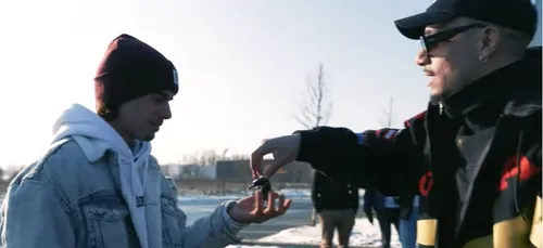 Quand Mister V remet en main propre sa Fiat Panda à un fan (vidéo)