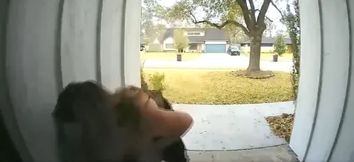 Elle vole un colis déposé devant une porte et se retrouve seins nus...