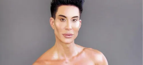 Véritable "Ken humain", il opère une nouvelle partie de son corps...