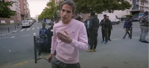 "Une fois menotté au sol, il nous a injuriés" : des policiers...