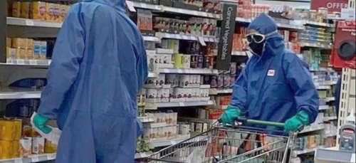 Covid-19 : un couple fait ses courses vêtu de combinaisons de...