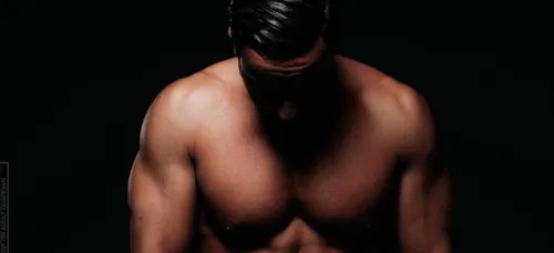 « Un geste, un sourire » : Lacrim crée un t-shirt et un sweat en...