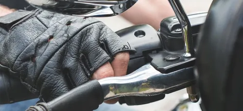 Gironde : un chauffard écroué après la mort d’un motard