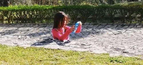 Illusion d’optique : où sont les jambes de cette fillette ?