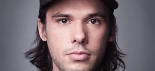 Orelsan dévoile son nouveau titre " Adieu les filles " !