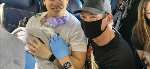 Elle ignore qu’elle est enceinte et accouche dans un avion en plein...