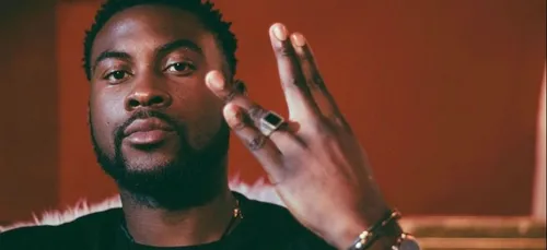 "Envoyez-moi des prods d’été" : le mystérieux message de Damso pour...