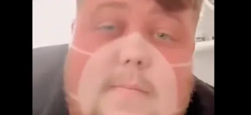 Un homme bronze avec son masque sur le visage, le résultat est...