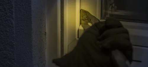 Il rentre chez lui pour sa pause déjeuner et découvre un...