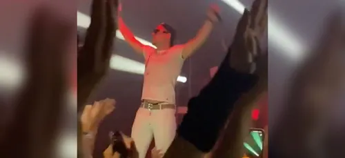 PLK de retour sur scène pour faire le show, le public en folie...