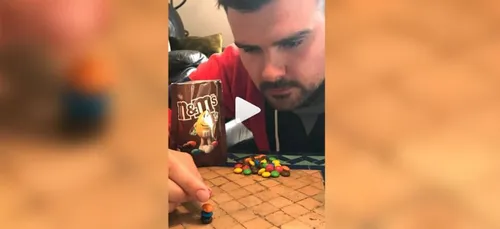Il pulvérise un record mondial en empilant... 5 M&M's (vidéo)