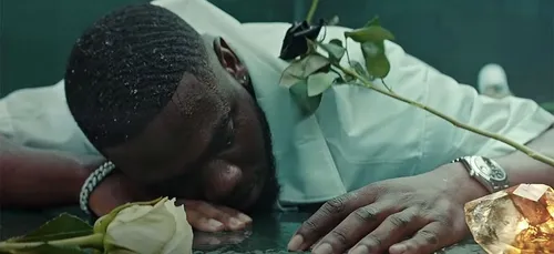 "Du mal à te dire" : Dinos et Damso balancent leur nouveau clip...