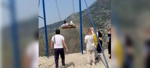 Suspendues en haut d'une falaise, elles survivent miraculeusement à...