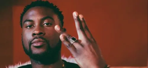 Damso dévoile une chanson inédite sous sa douche (Vidéo)