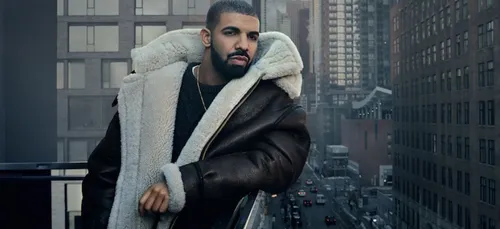 Drake craque pour une journaliste américaine (Vidéo)