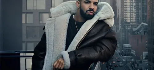 Drake crée des uniformes pour des lycéens américains (Photo)