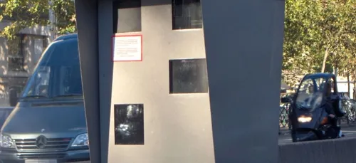 Déguisé en poulet, il grimpe sur un radar pour contester les...