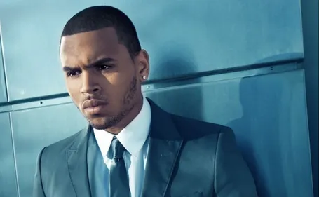 Chris Brown : sa nouvelle conquête est le sosie de son ex (Vidéo)