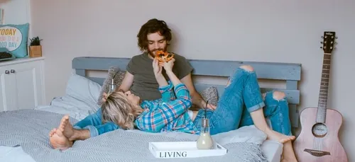 Couple : ce que les hommes adorent faire au lit