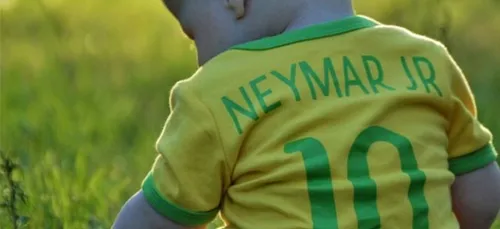 Mondial 2018 : une maman habille ses jumelles aux couleurs des pays...