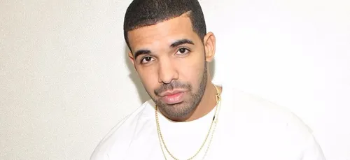 Drake est comme un fou quand Karim Benzema lui signe un maillot...