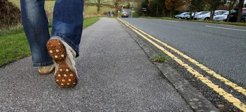 Le sol fond, il se retrouve pris au piège dans le goudron (photos)