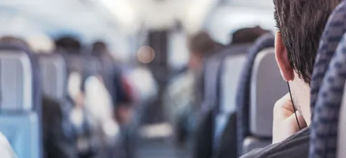 Un champion de boxe empêche un déséquilibré de détourner un avion