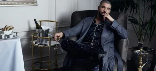 Drake : fou amoureux de Rihanna ? Il publie une mystérieuse photo...