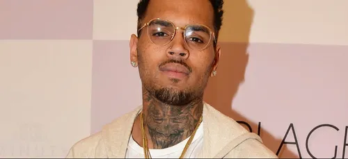 Chris Brown dévoile son incroyable collection de sneakers ! (Vidéo)