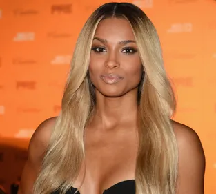 Ciara émue : son fis de trois ans signe son premier contrat !