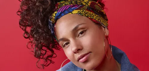 Alicia Keys : sa nouvelle coupe de cheveux très colorée fait...