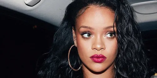 Rihanna fiancée ? La chanteuse arbore un immense diamant à sa main...