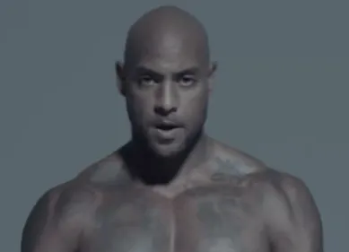 Booba sort le clip de Trône et tombe la chemise (vidéo)