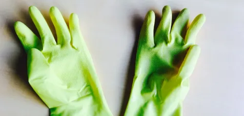 Calvin Klein se lance dans la vente de… gants ménagers ! (photos)