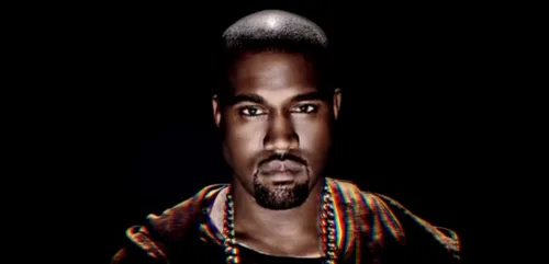 Kanye West débarque avec les claquettes de sa femme au mariage de...