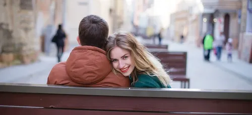 Pour plaire, les femmes font semblant d’être bêtes lors du premier...