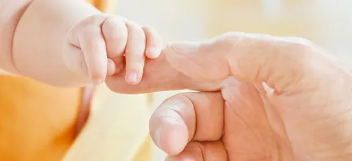 Appelé pour un accouchement en urgence, un pompier adopte la petite...