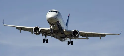 Spectaculaire : un avion rate son atterrissage et atterrit dans...