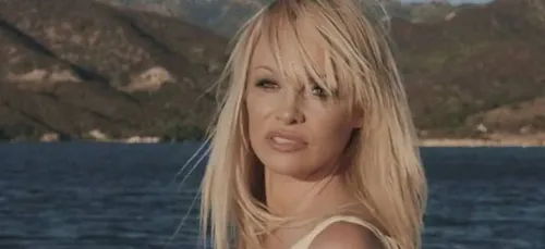 Pamela Anderson se fait enfermer dans une cage en plein Paris (Photo)