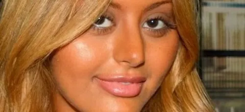 Zahia Dehar offre une photo terriblement sexy à ses fans (photo)