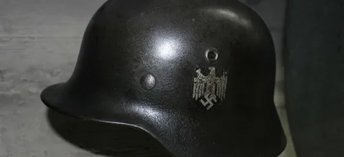 Halloween : un père déguise son fils en Hitler et crée la polémique...