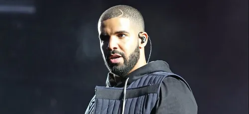 Drake dévoile deux nouveaux tatouages en hommage à deux grandes...