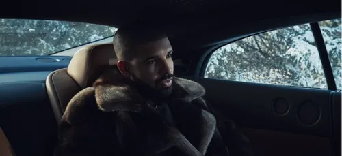 Drake : son émotion après le décès d’une fan dont il était proche...