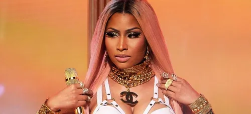 Nicki Minaj affole la toile en dévoilant sa poitrine dans un...