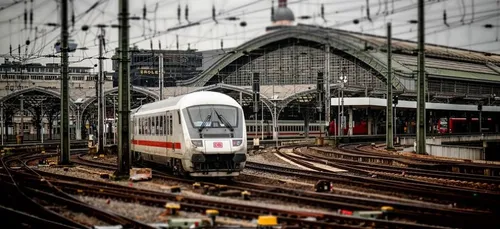 Ce bébé tombé sur les rails au passage d’un train s’en sort indemne...
