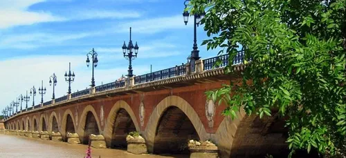Bordeaux : des lycéens bloquent le pont de pierre
